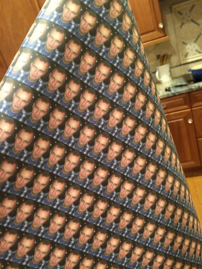 He hecho papel de envolver con la foto de mi padre que más odia