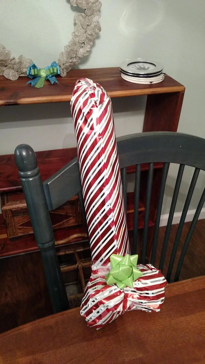 Cada año, mi hermano me envuelve el regalo con esta forma, sea lo que sea