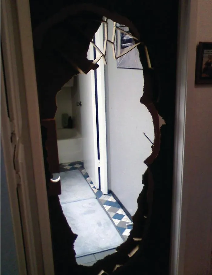 Mi abuelo de 71 años se quedó atrapado en el retrete. Su única arma fue la tapa de la cisterna