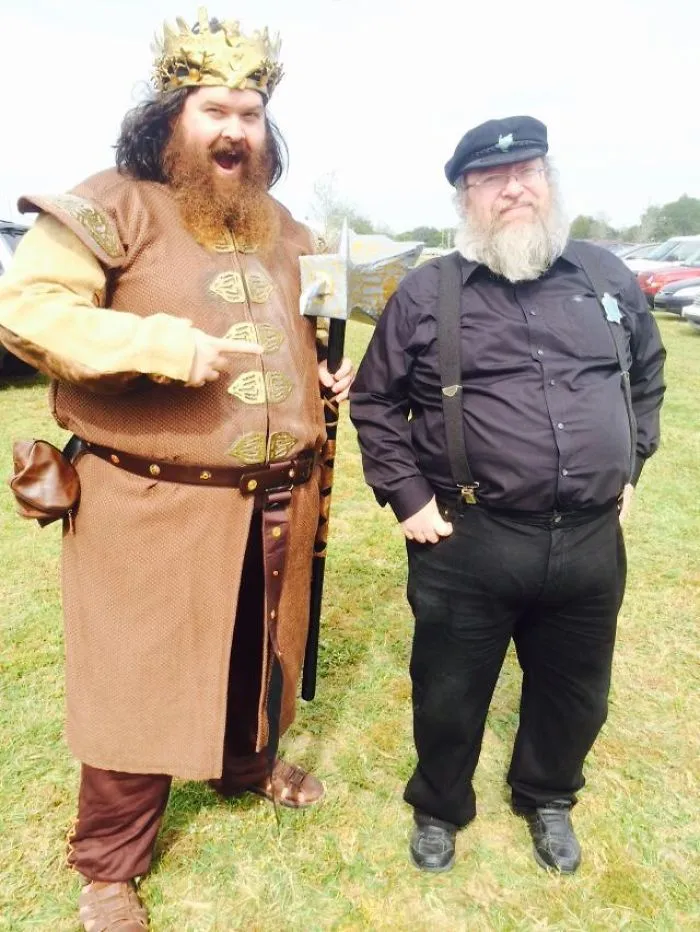 Mi amigo iba de Robert Baratheon y se encontró con otro cosplayer. Ambos lo han clavado
