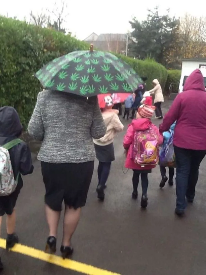 Abuela de 70 años dejando a su nieto en el colegio bajo la lluvia
