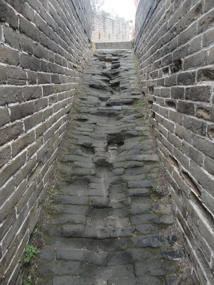 Peldaños desgastados en la Gran Muralla China