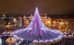 Spectacular Christmas Tree In Vilnius Features 70,000 Lightbulbs And 900 Toys