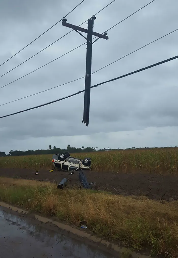Me llamó un amigo para decirme que se había cargado un poste de teléfono con su jeep. No le creí, hasta que me mandó esta foto