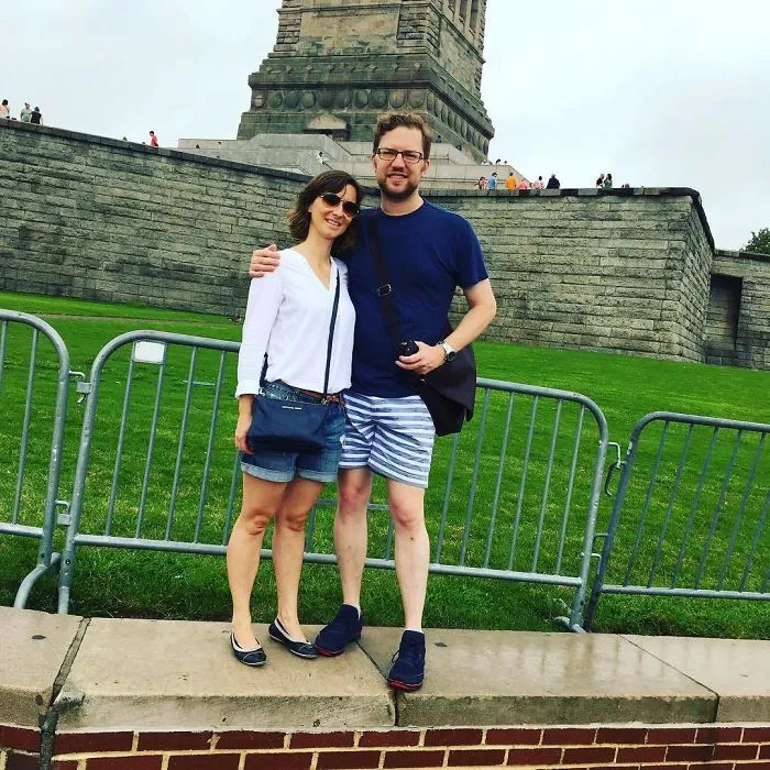 Le pedimos a un viandante que nos hiciera una foto con la estatua de la libertad