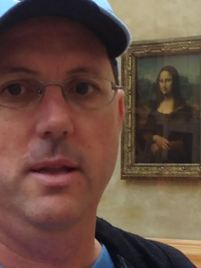 Le pedí a un turista que me fotografiara con la Mona Lisa