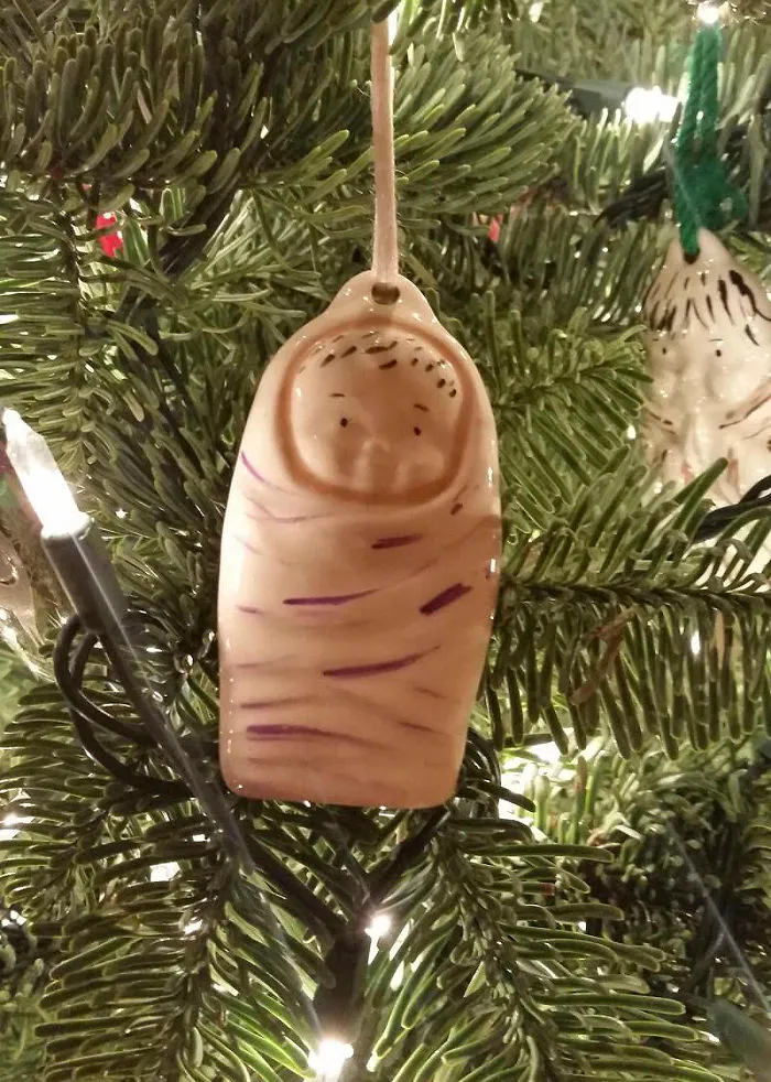 No entendía por qué mi religiosa suegra tenía un dedo cortado colgando del árbol