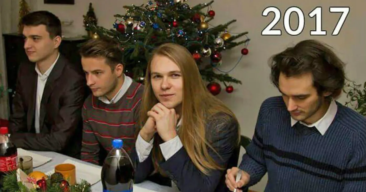 4 Amigos recrean la misma foto cada Navidad, mira cómo han cambiado desde 2009