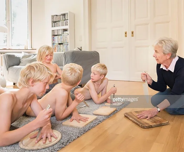 Abuela enseñando una valiosa lección a niños rubios