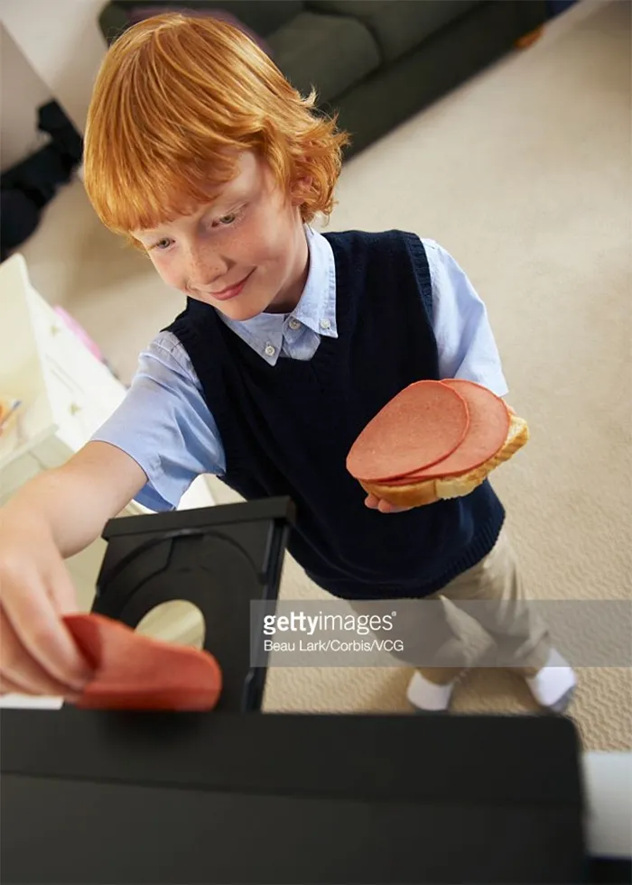Niño instalando nuevo software