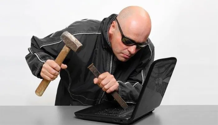 Hombre intentando clavártela online