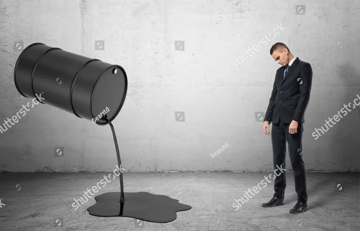 Hombre triste no puede parar el petróleo que cae