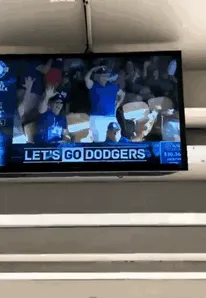 Abuela disfrutando del beisbol