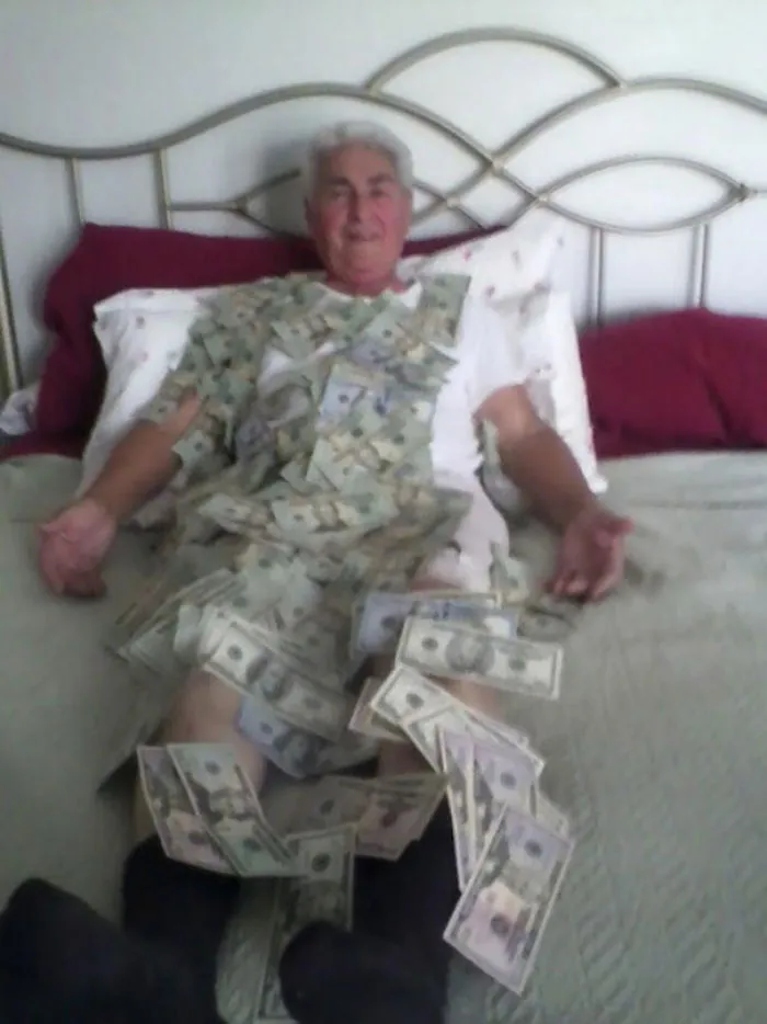 Mi abuelo ha vendido su coche y mi madre le pidió una foto con todo el dinero que ha conseguido