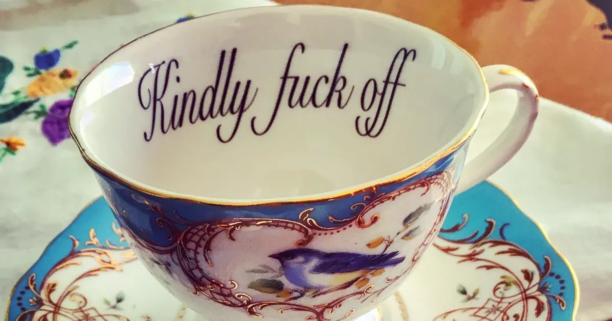 14 Tazas de té tan delicadas como ofensivas, para insultar con clase a tus invitados