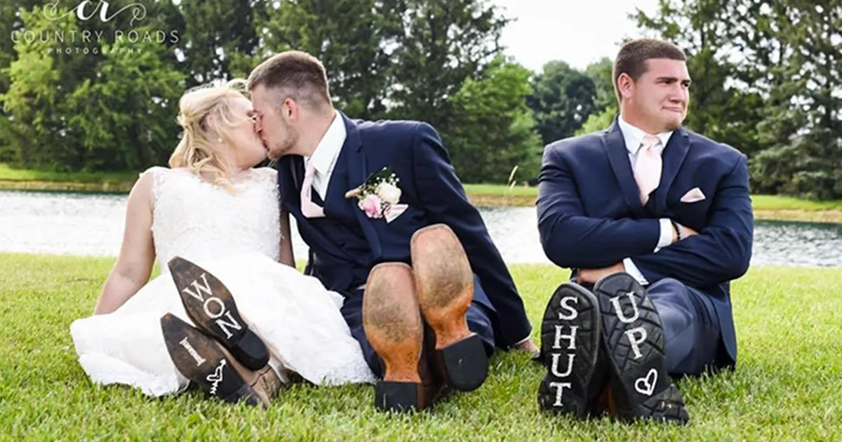 Este padrino "sujetavelas" triunfa en la sesión de fotos de boda de su mejor amigo, y es divertidísimo