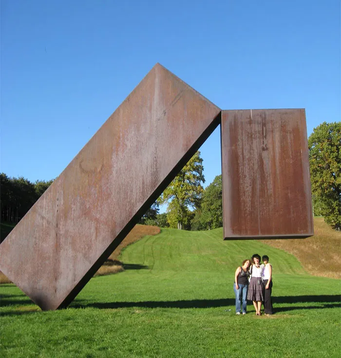 Suspendido, Menashe Kadishman