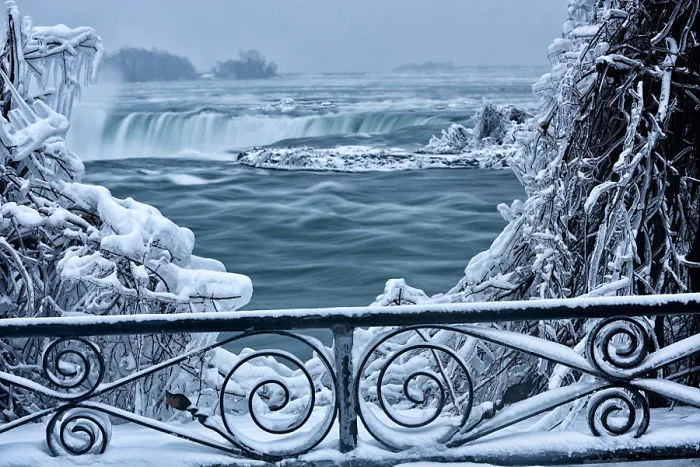Hace tanto frío en EEUU que se han congelado las cataratas del Niágara, y parece Narnia