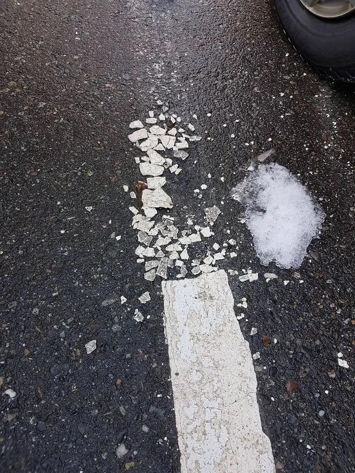 La pintura del parking se ha helado y hecho pedazos