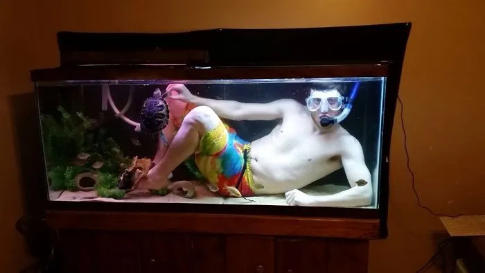 Realmente quería nadar con su tortuga