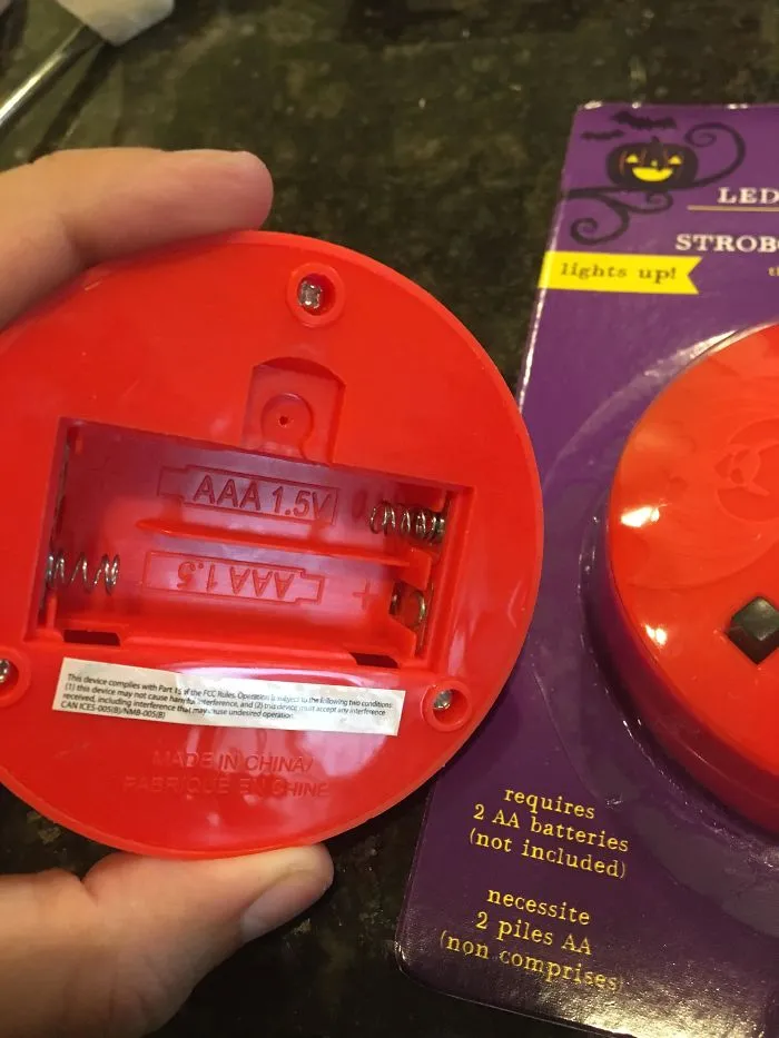 Compré Pilas AA Para Estas Luces Rojas Que Compré Porque En El Paquete Pone Que Necesita Pilas 2 AA