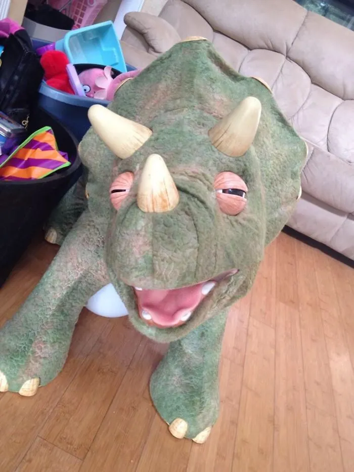 El Juguete De Mi Hermana Pequeña Parece Que Va Drogado Hasta Arriba