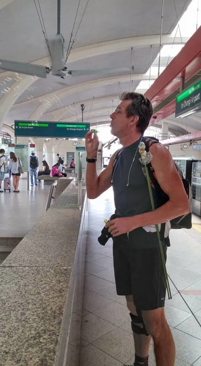 Vi a este hombre haciendo burbujas disimuladamente en la estación de tren