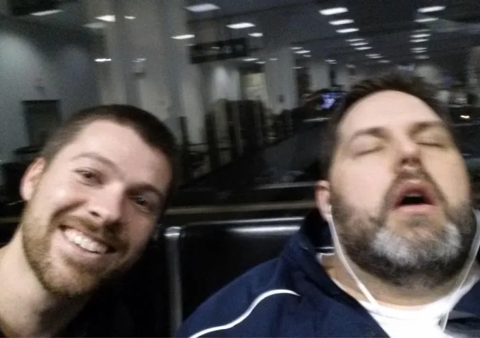 Me acaba de llegar esta foto en un mensaje de mi marido. Él es el que está durmiendo, ni idea de quién es el otro