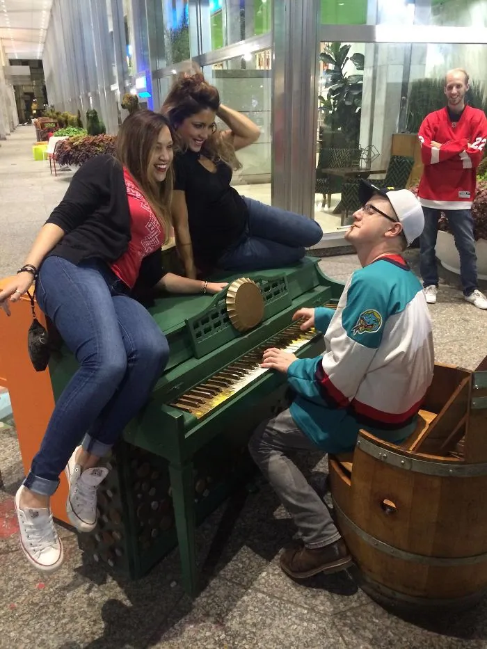 Me emborraché y me desperté con esta foto en el móvil. Soy el que toca el piano
