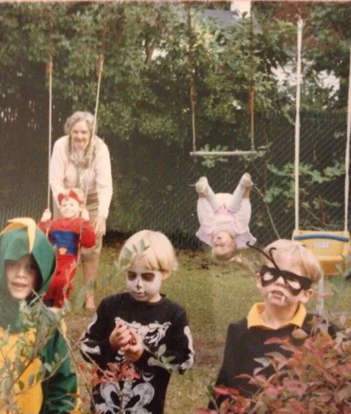 Mi hermana es la de atrás a la derecha. Tuvo un mal día en Halloween de 1989