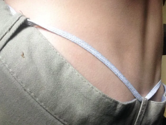 Hoy me puse un cordón de zapatilla como cinturón por pura desesperación. Ahora en la oficina creen que llevo tanga