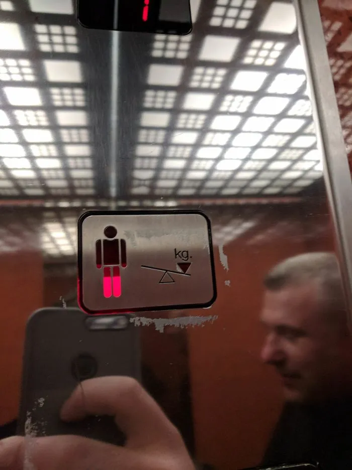 Ascensor que muestra la capacidad restante basándose en el peso de quienes suben