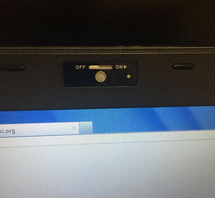 Portátil con pestaña para tapar la webcam