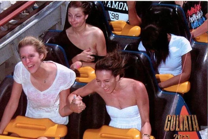 A mi amiga casi se le escapa la ropa