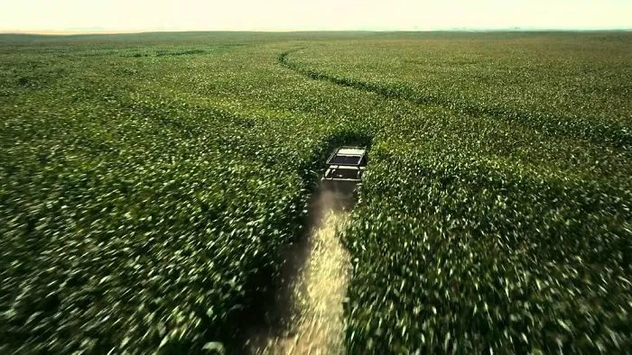 Para Interstellar, Nolan plantó 500 acres de maíz para la película porque no quería hacerlo con efectos especiales. Tras el rodaje, lo vendió y recuperó el dinero