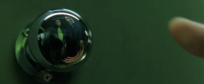 No podían ocultar el reflejo de la cámara en el picaporte, así que le pusieron un abrigo encima y media corbata a juego con la de Morfeo
