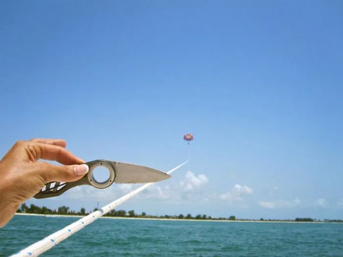 Ayer fuimos a hacer parasailing y le pedimos a la gente del barco que nos hiciera fotos. Encontramos esta en nuestra cámara