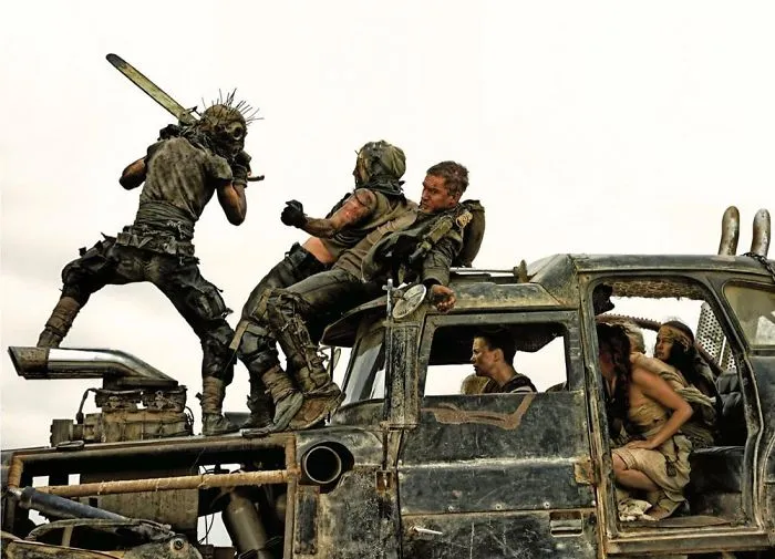 En Mad Max, el camión de Furiosa tiene una decoración de un brazo de esqueleto en la puerta del conductor, donde estaría el brazo que le falta