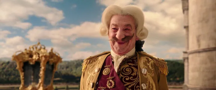 En la Bella y la Bestia, tras convertirse Cogsworth en humano, su bigote está desigual, como las agujas de un reloj