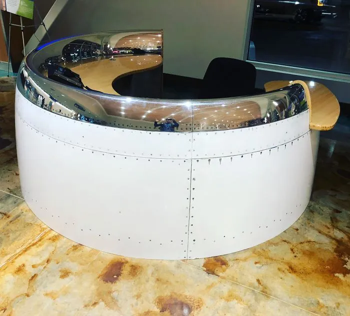 Mostrador hecho con la cubierta de una turbina en un aeropuerto