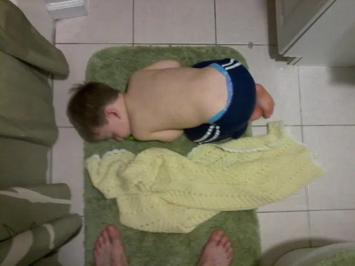 Llevé a mi hijo a la cama y luego me di una ducha. Casi lo piso al salir