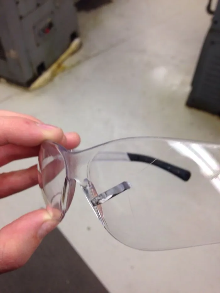 Por esto te pones gafas de seguridad