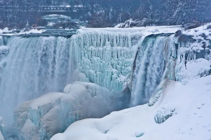 Hace tanto frío en EEUU que se han congelado las cataratas del Niágara, y parece Narnia