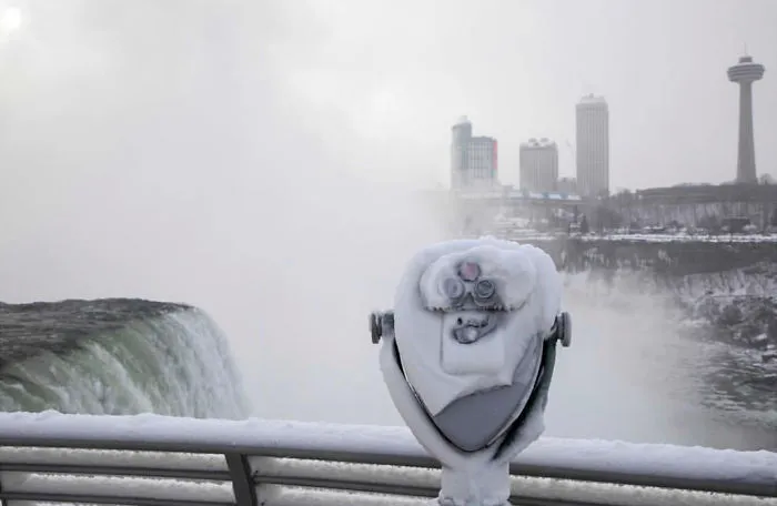 Hace tanto frío en EEUU que se han congelado las cataratas del Niágara, y parece Narnia