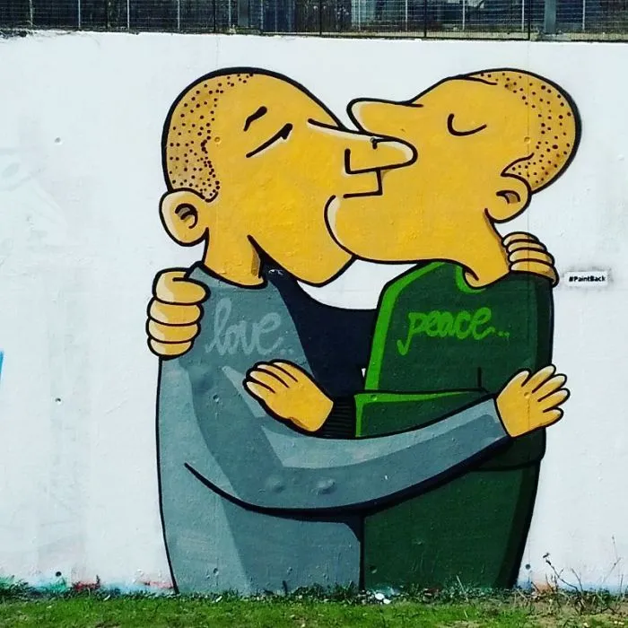 En Berlín saben cómo librarse de esas feas esvásticas pintadas en las paredes y convertirlas en algo agradable