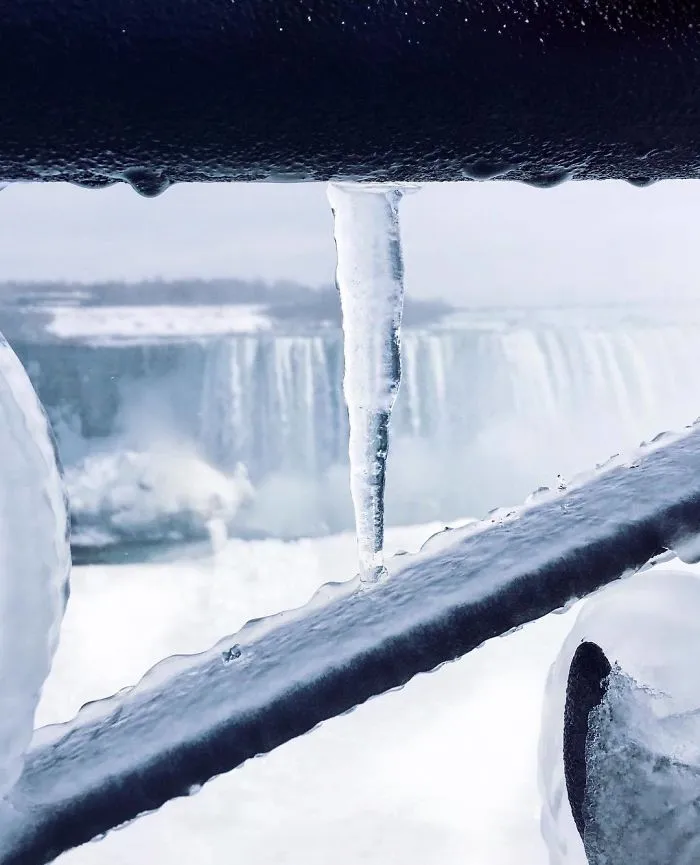 It's So Cold In North America That Niagara Falls Is Frozen, And It Looks Like Something From Narnia