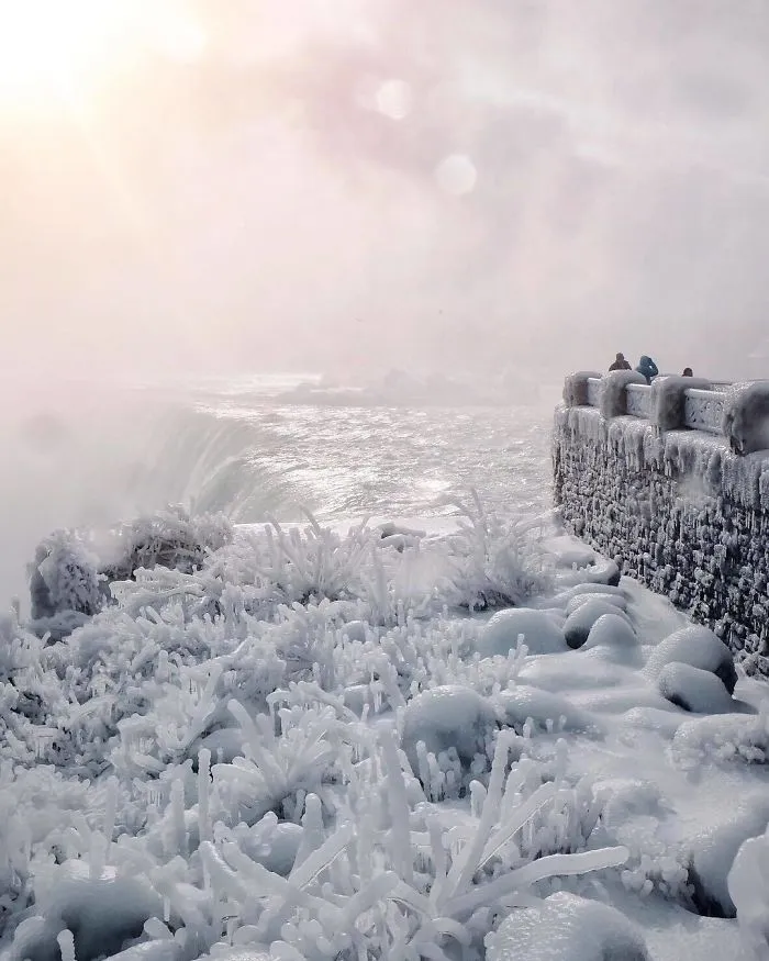 Hace tanto frío en EEUU que se han congelado las cataratas del Niágara, y parece Narnia