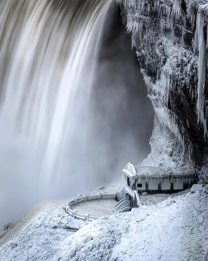 Hace tanto frío en EEUU que se han congelado las cataratas del Niágara, y parece Narnia