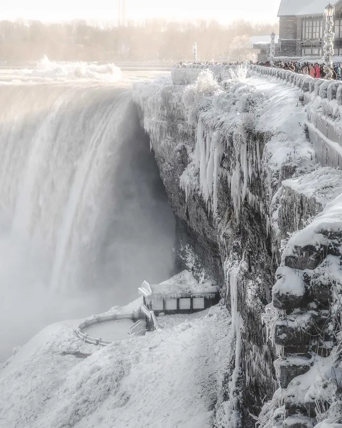 Hace tanto frío en EEUU que se han congelado las cataratas del Niágara, y parece Narnia