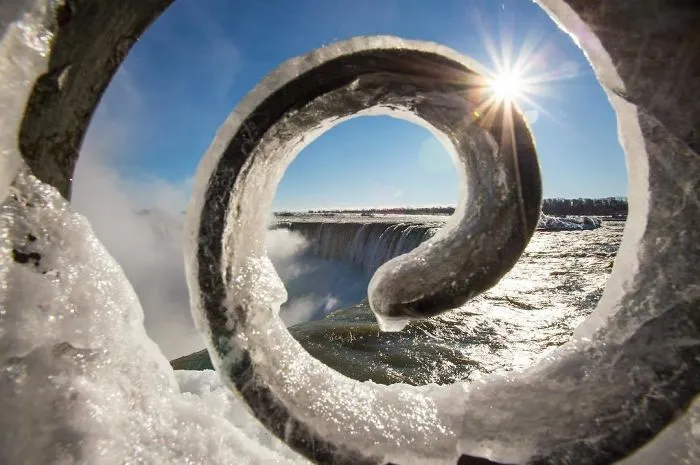 Hace tanto frío en EEUU que se han congelado las cataratas del Niágara, y parece Narnia